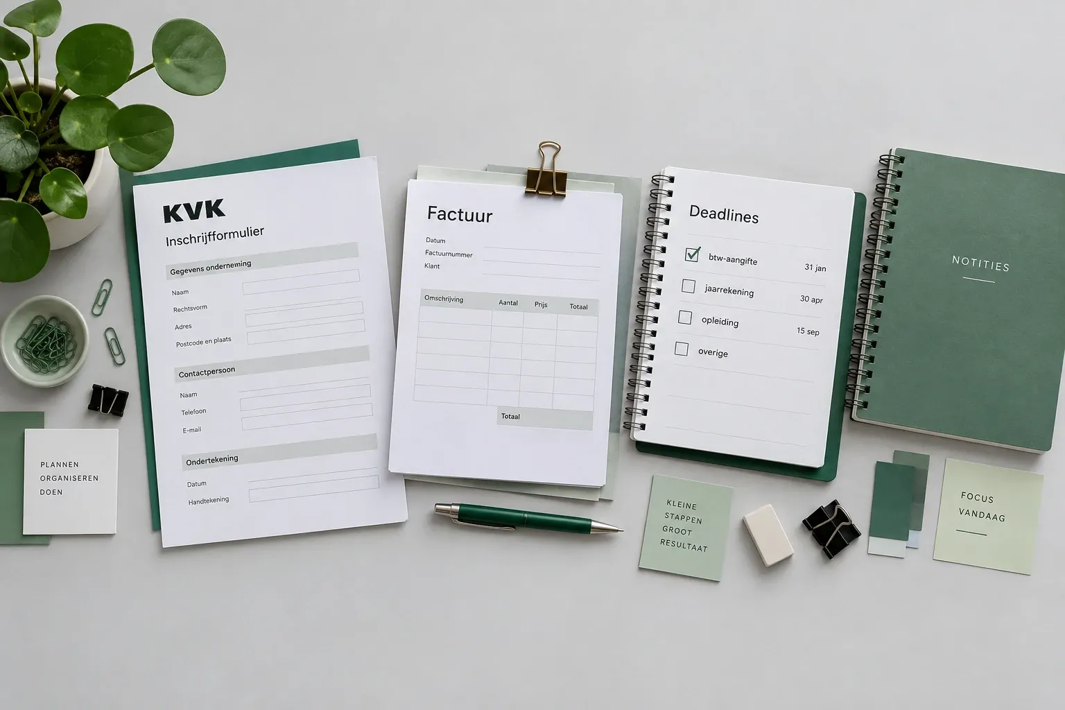 Collage met KVK-inschrijfformulier, factuurblok, spiraalagenda met deadlines en groen notitieboek